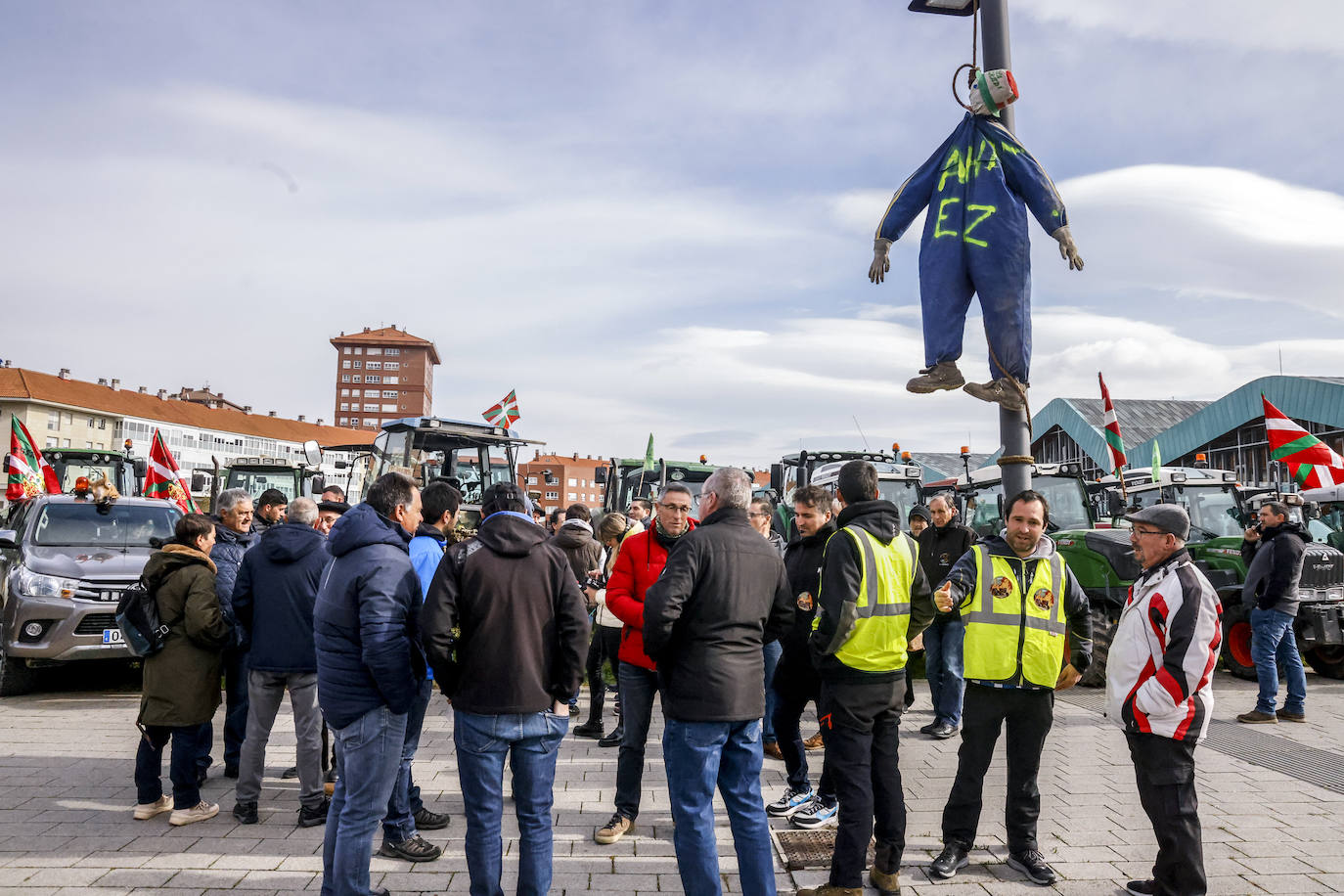 La histórica tractorada por Vitoria de los agricultores alaveses, en imágenes