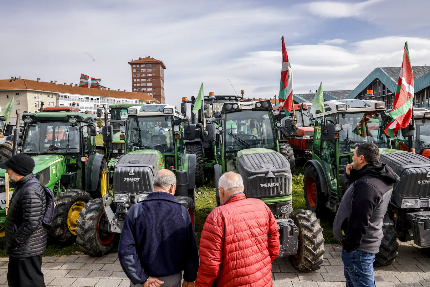 La histórica tractorada por Vitoria de los agricultores alaveses, en imágenes