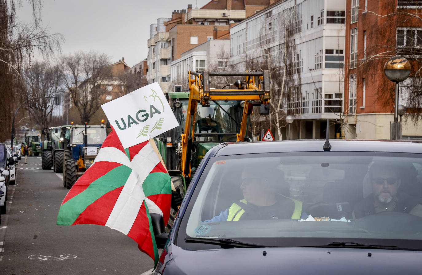 La histórica tractorada por Vitoria de los agricultores alaveses, en imágenes