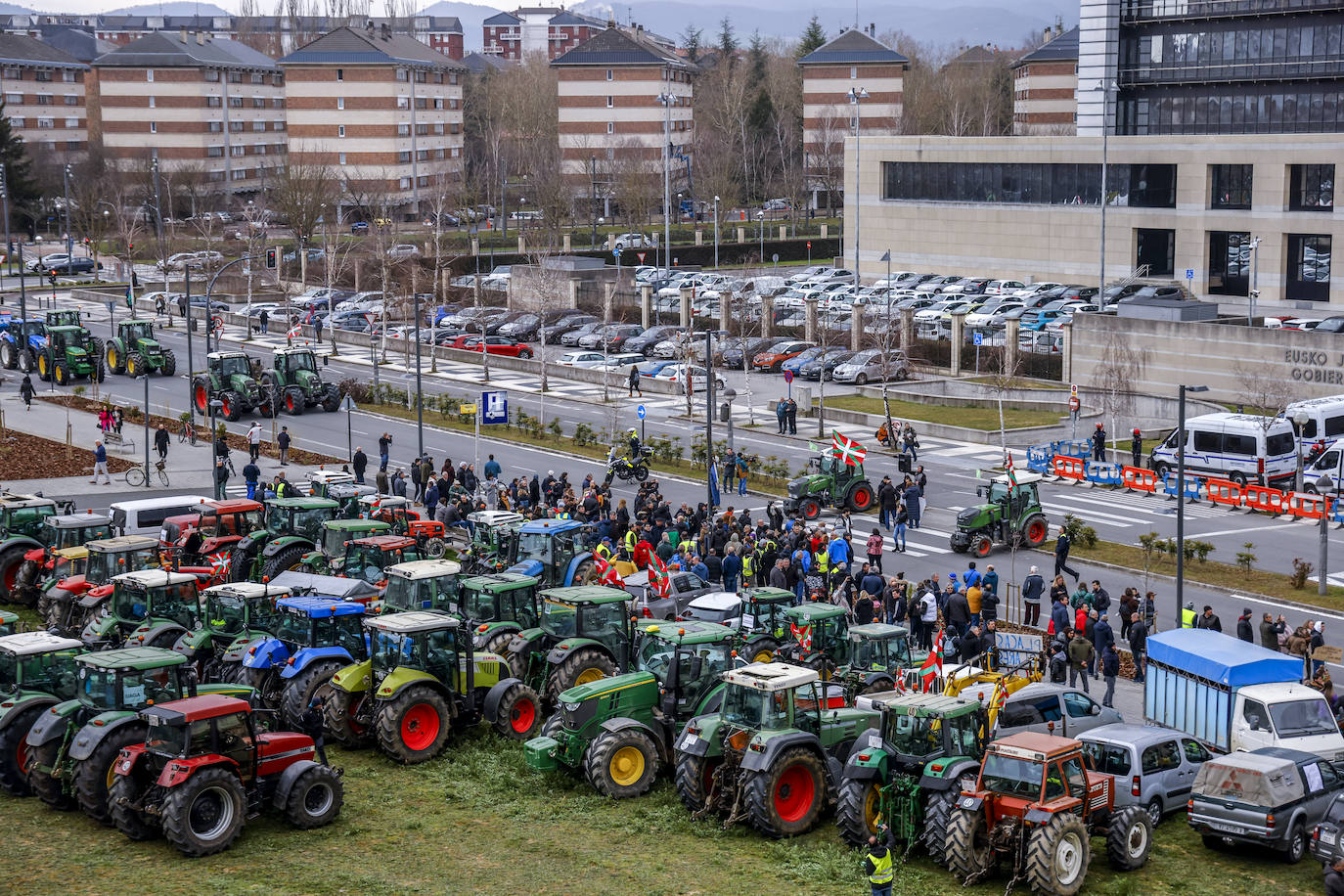 La histórica tractorada por Vitoria de los agricultores alaveses, en imágenes