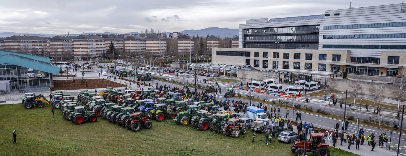 La histórica tractorada por Vitoria de los agricultores alaveses, en imágenes