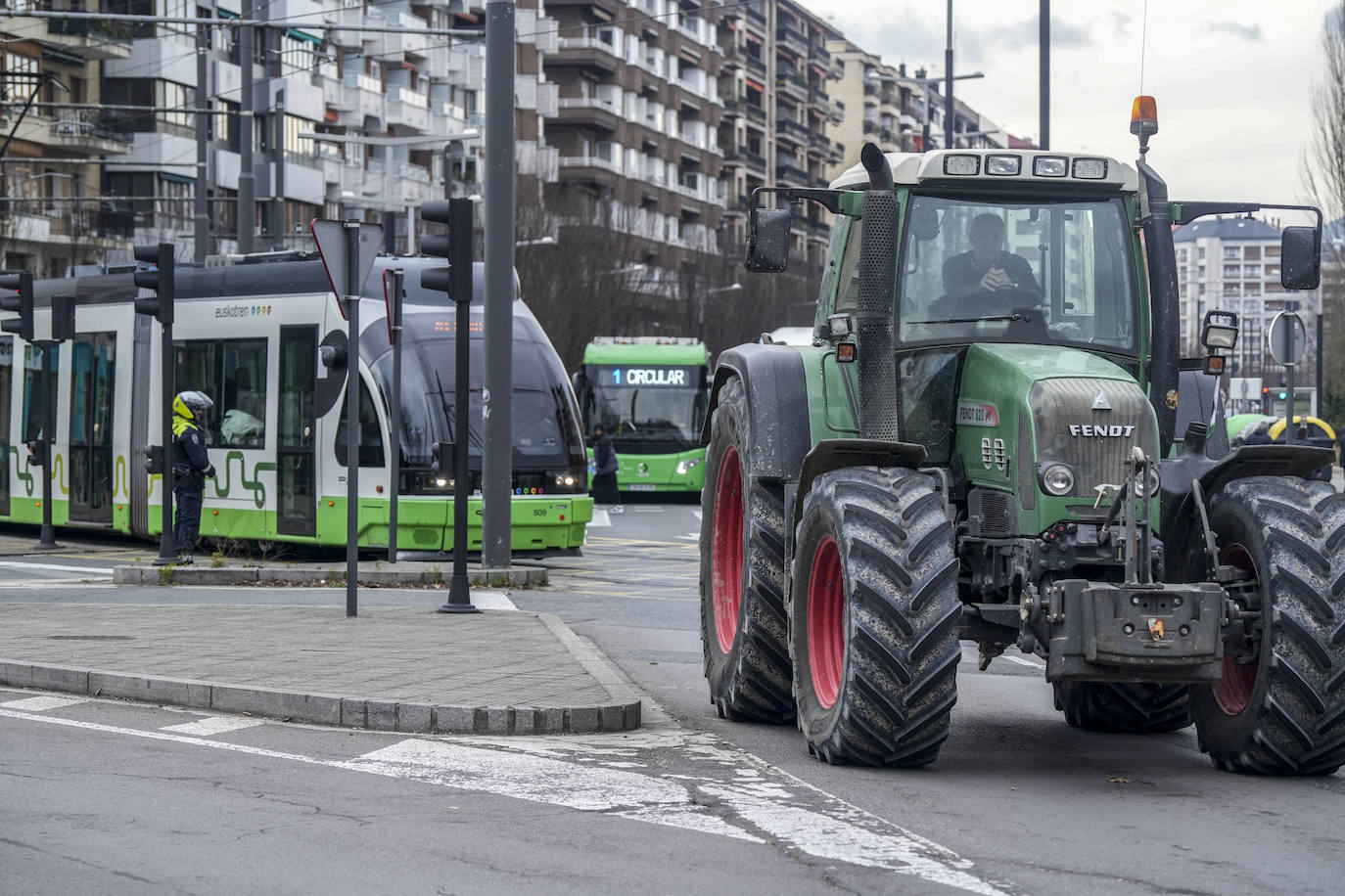 La histórica tractorada por Vitoria de los agricultores alaveses, en imágenes