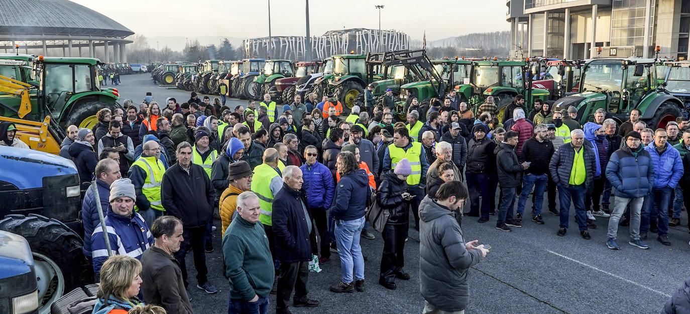 La histórica tractorada por Vitoria de los agricultores alaveses, en imágenes