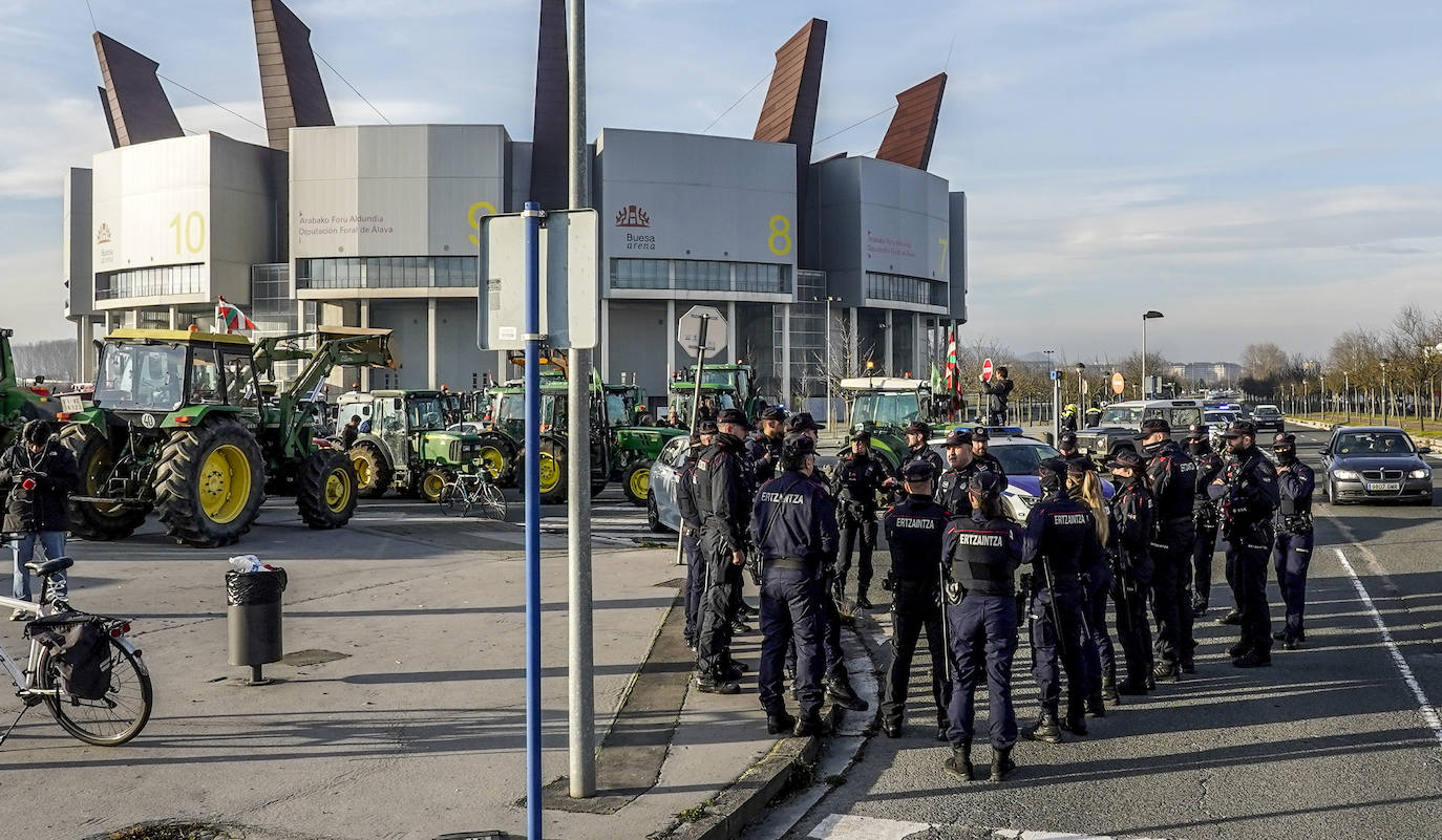 La histórica tractorada por Vitoria de los agricultores alaveses, en imágenes