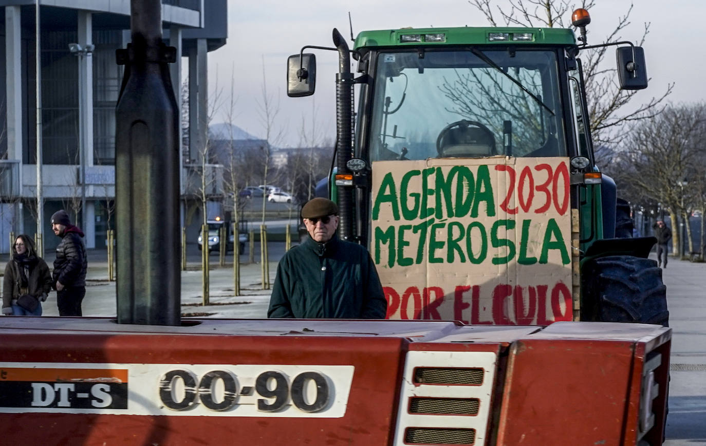 La histórica tractorada por Vitoria de los agricultores alaveses, en imágenes