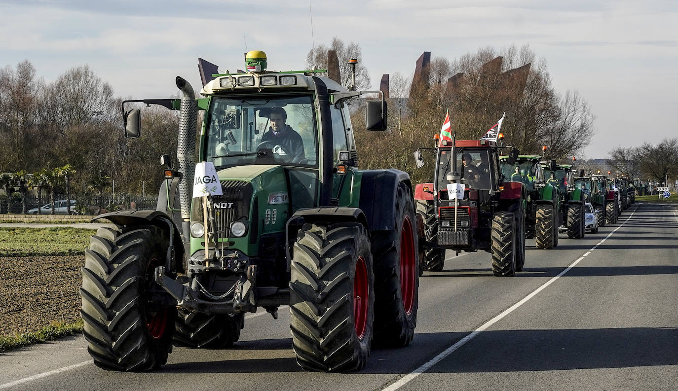 La histórica tractorada por Vitoria de los agricultores alaveses, en imágenes