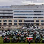 Una tractorada inédita atasca Vitoria y buena parte de Álava