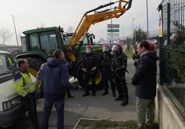 Momento de tensión entre un grupo de manifestantes y la Ertzaintza a las puertas del centro logístico de Mercadona, en Júndiz.