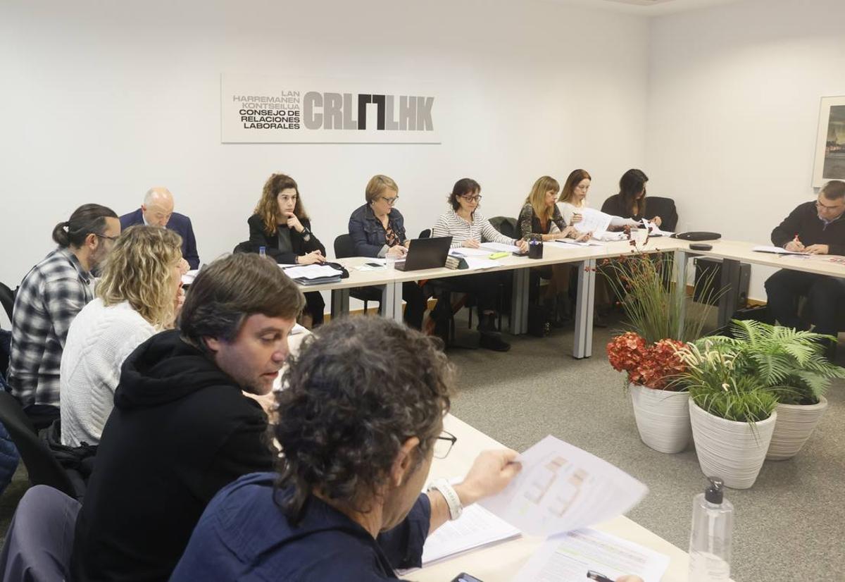 En primer término, los delegados de ELA. Al fondo, el equipo negociador de Kristau Eskola, en el CRL.