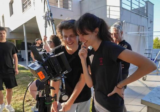 La realizadora Beatriz de Silva, junto al director de fotografía Kenneth Oribe, en el rodaje de 'Hadas', que se llevó a cabo en la capital alavesa el año pasado.