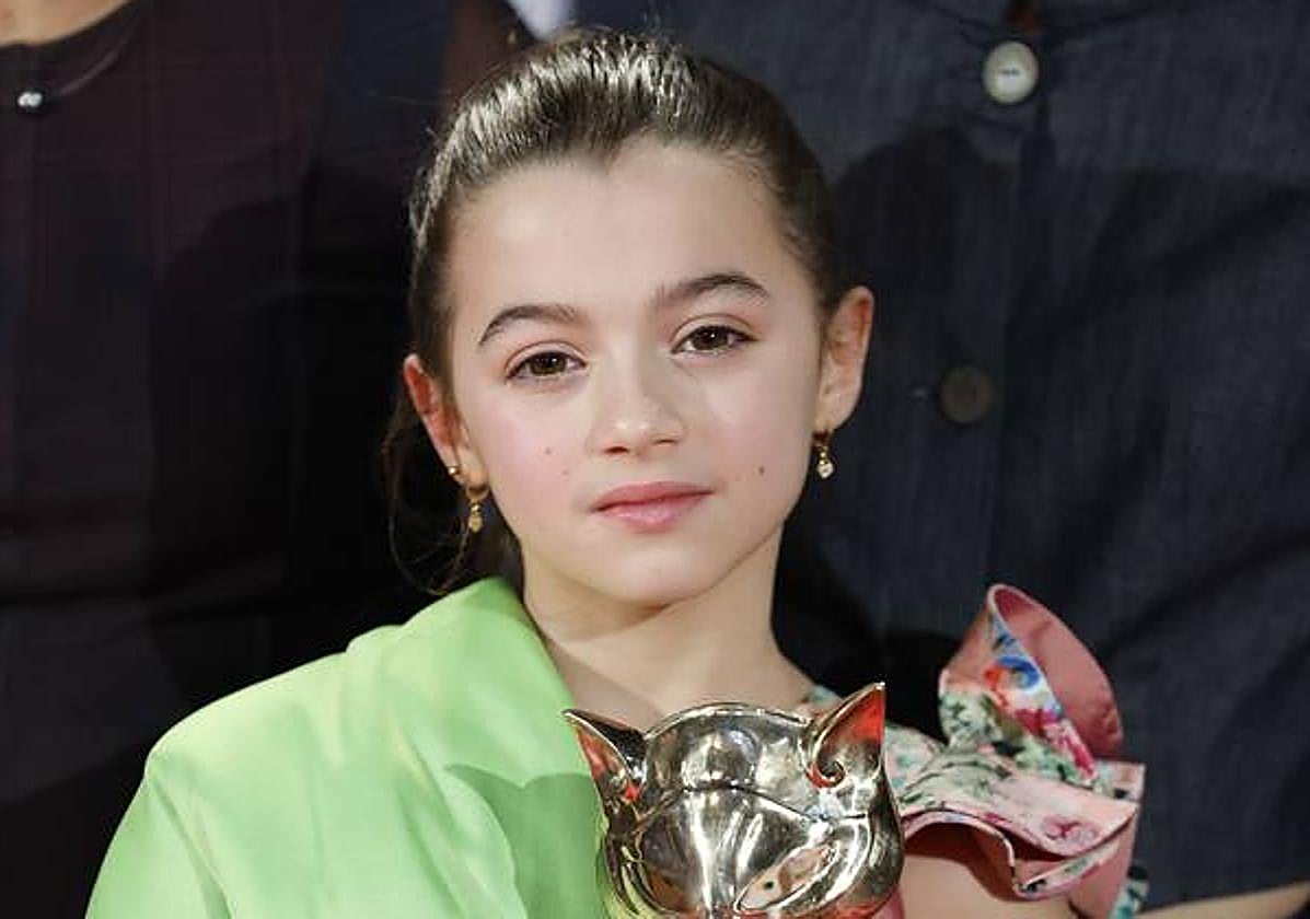 Sofía Otero posa con el Premio Feroz a mejor película dramática para '20.000 especies de abejas'.