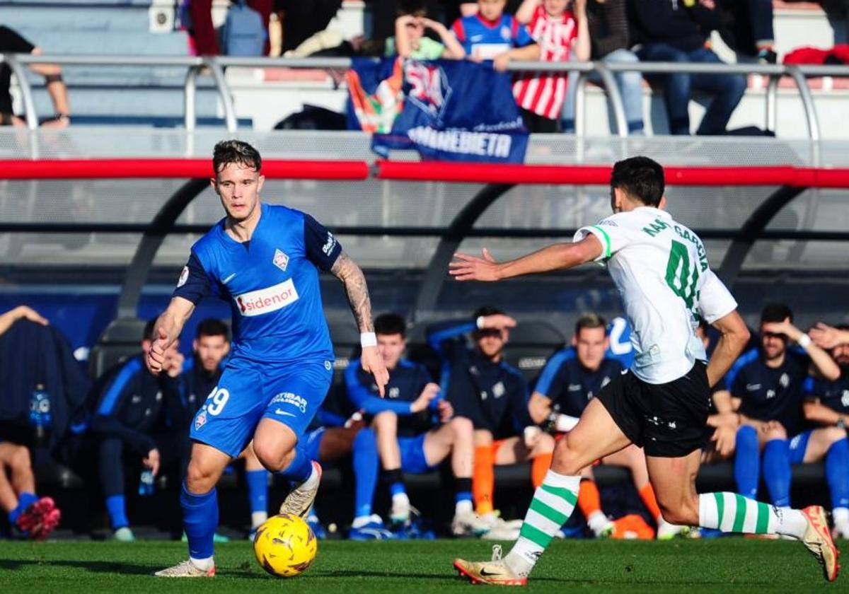 Ángel Troncho, durante el choque ante el Racing, en el que acabó lesionado.