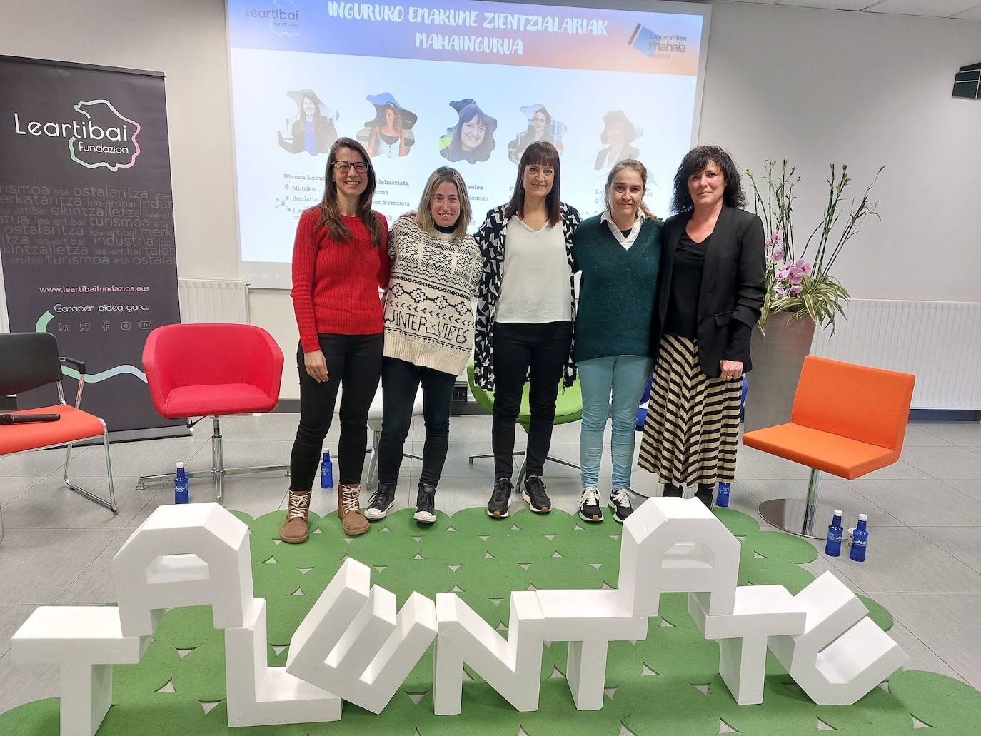 Blanca Lekube, Jenny Solabarrieta, Joana Armaolea, Eli Alberdi y Leire Arantzamendi.