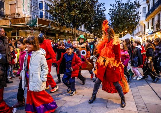 Niños desfilan disfrazados por la calle Dato con motivo del Jueves de Lardero.