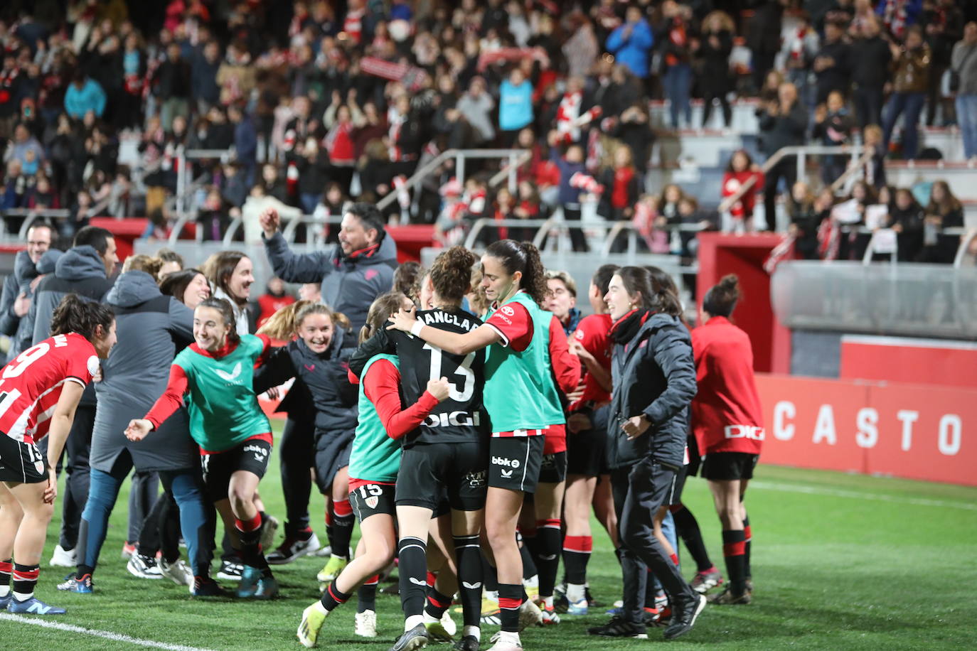 Nanclares recibió el cariño de sus compañeras tras vencer el Athletic en los penaltis al Costa Adeje Tenerife.