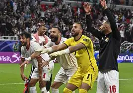 Los jugadores jordanos celebran con la afición desplazada a Catar la clasificación a la final.