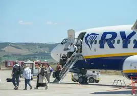 Pasajeros bajan de un avión de la compañía irlandesa en el aeropuerto de Vitoria.