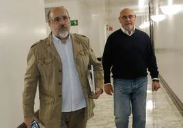 Txarli Prieto y José Antonio Pastor, en los pasillos del Parlamento vasco.