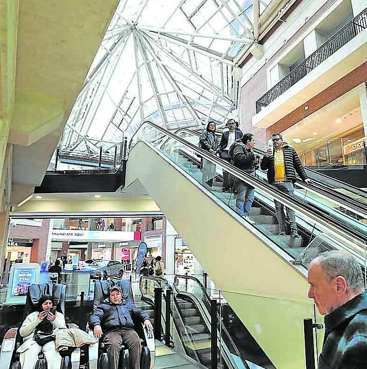 Clientes de Zubiarte prueban unas sillas.