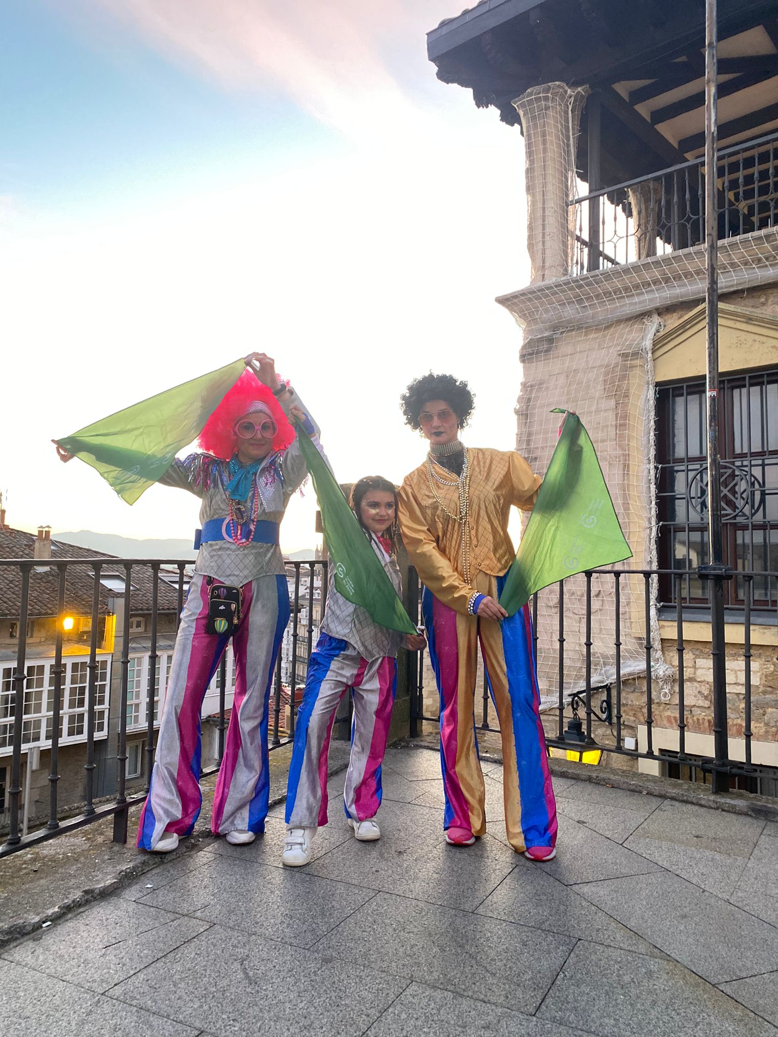 Participantes en la comparsa de Calasanz (Escolapios) con el pañuelo verde.