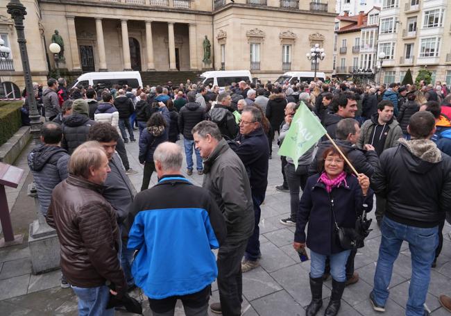 Los manifestantes, en la plaza de la Provincia.