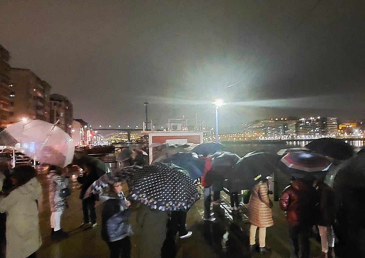 Imagen secundaria 1 - Decenas de vecinos despiden al gasolino de Erandio