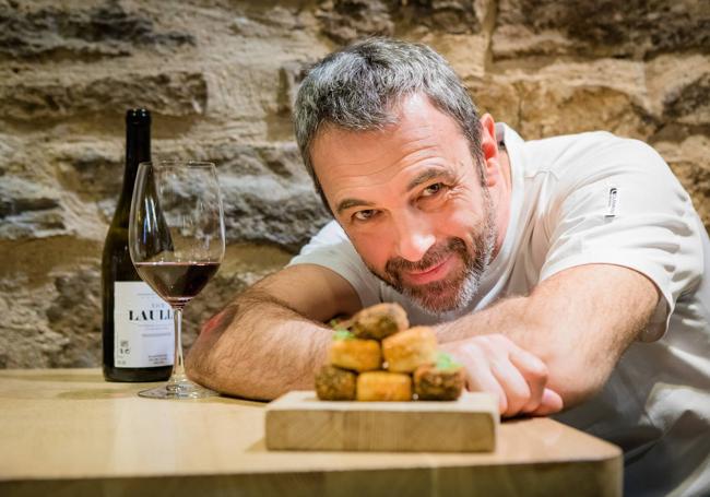 Unai Fernández de Retana con un surtido de sus fritos.