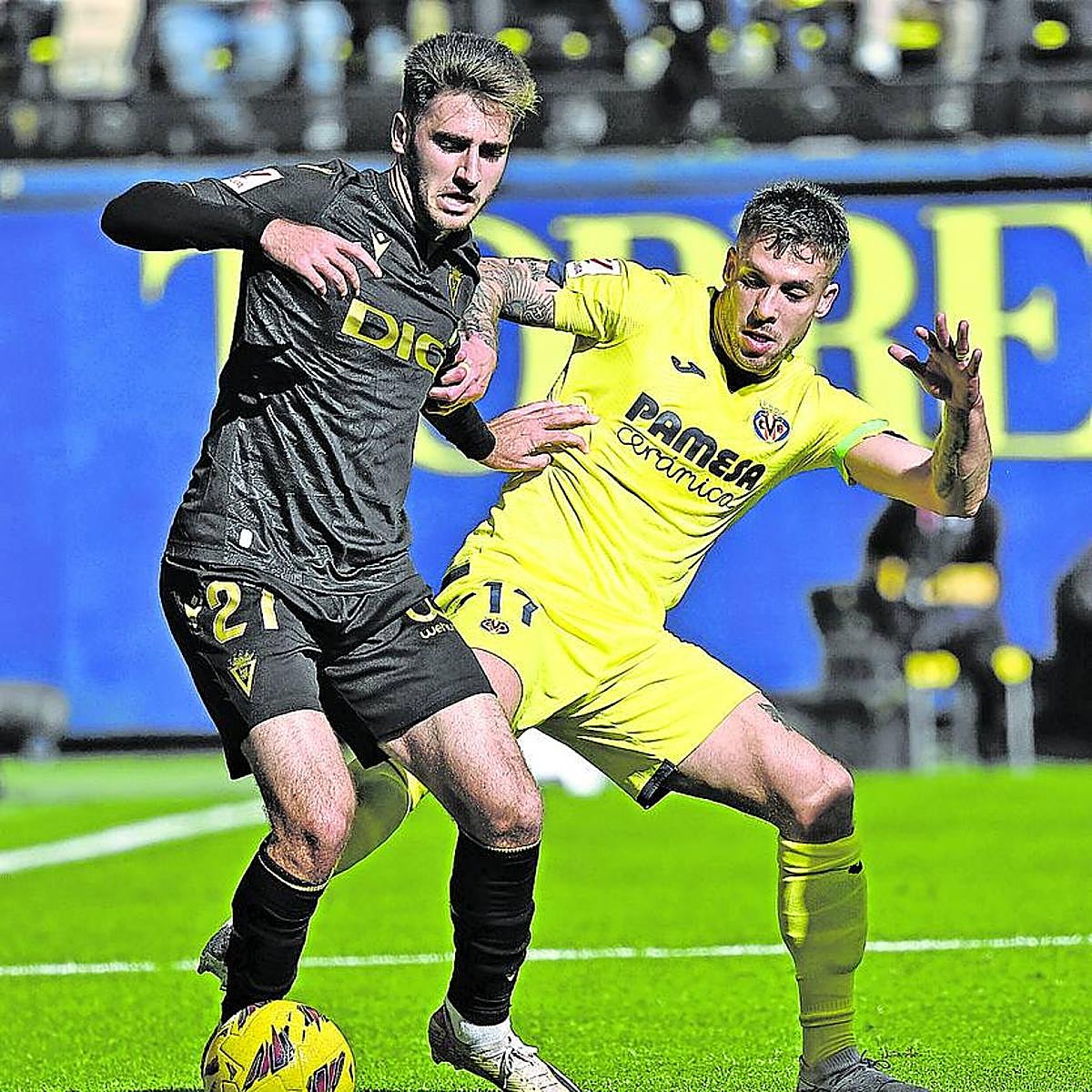 Kiko Femenía presiona a Robert Navarro, extremo del Cádiz, en un partido reciente.
