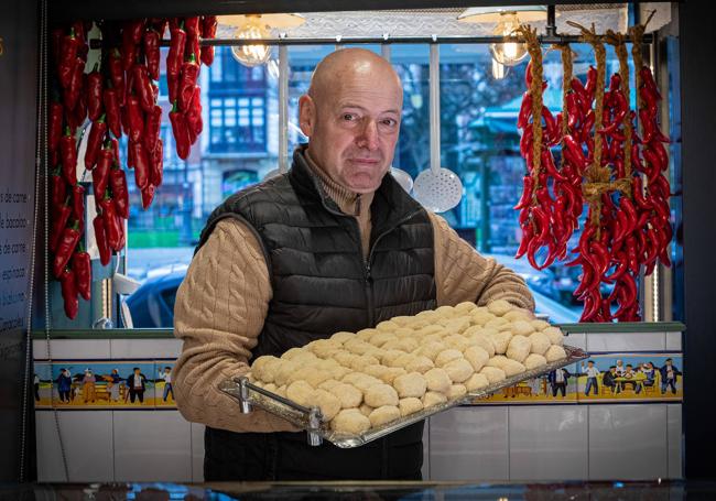 Ángel Gorostiza Lazcano, propietario de Lautxo, con una bandeja de croquetas. En diciembre hicieron 55.250 unidades.