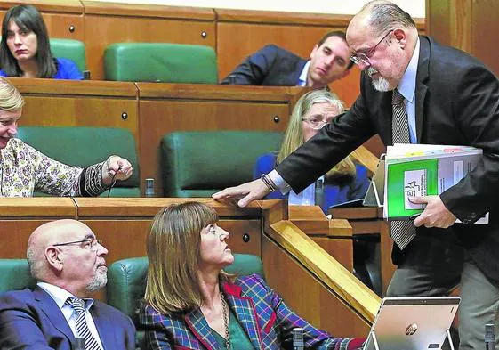 Pastor, Mendia y Prieto, en una sesión del Parlamento vasco.