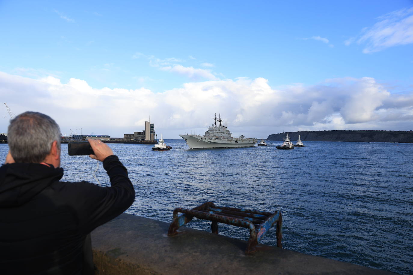 La entrada en el Puerto de Getxo de los dos barcos militares italianos