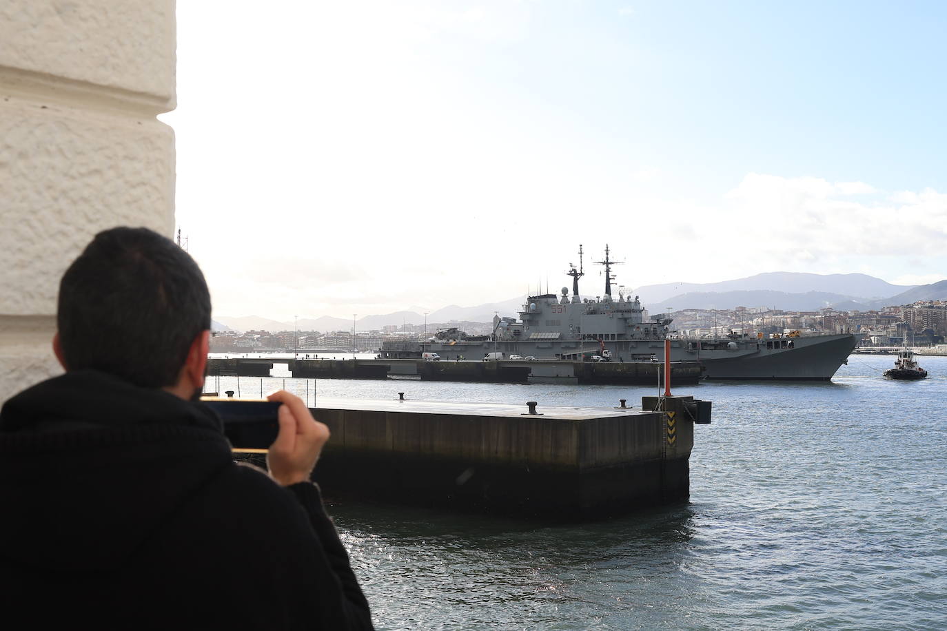 La entrada en el Puerto de Getxo de los dos barcos militares italianos