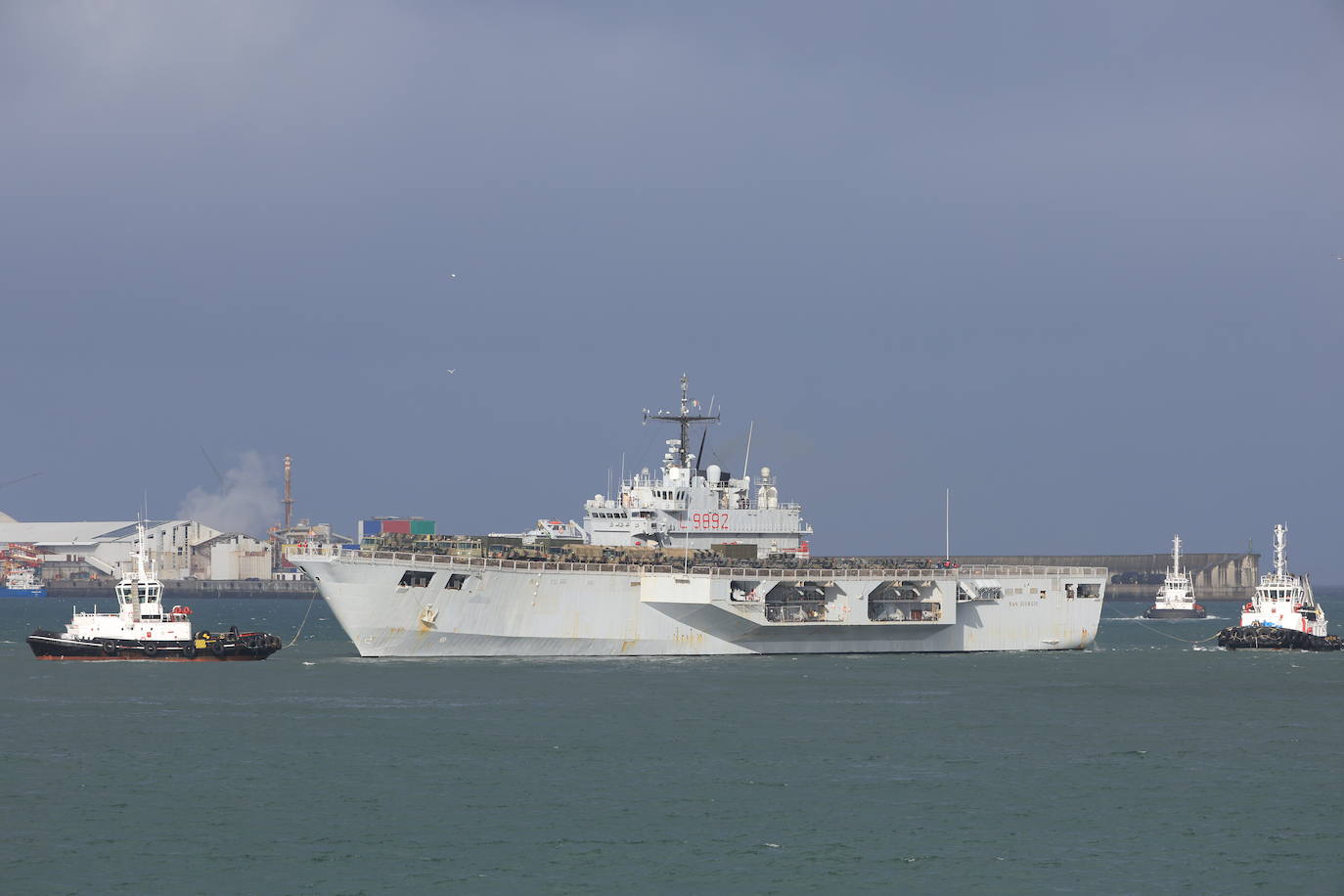 La entrada en el Puerto de Getxo de los dos barcos militares italianos