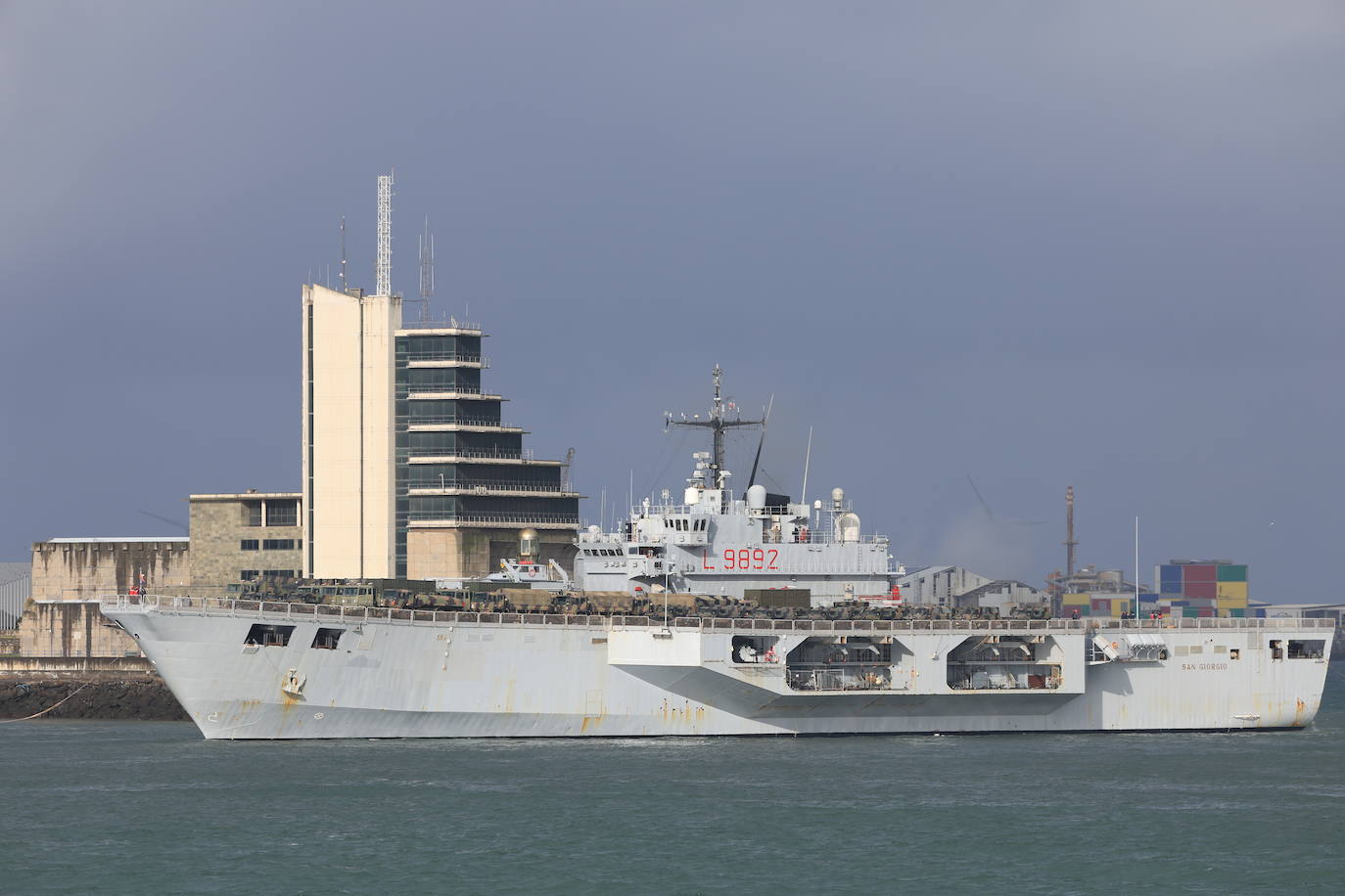 La entrada en el Puerto de Getxo de los dos barcos militares italianos