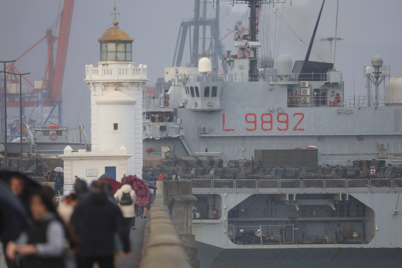 La entrada en el Puerto de Getxo de los dos barcos militares italianos