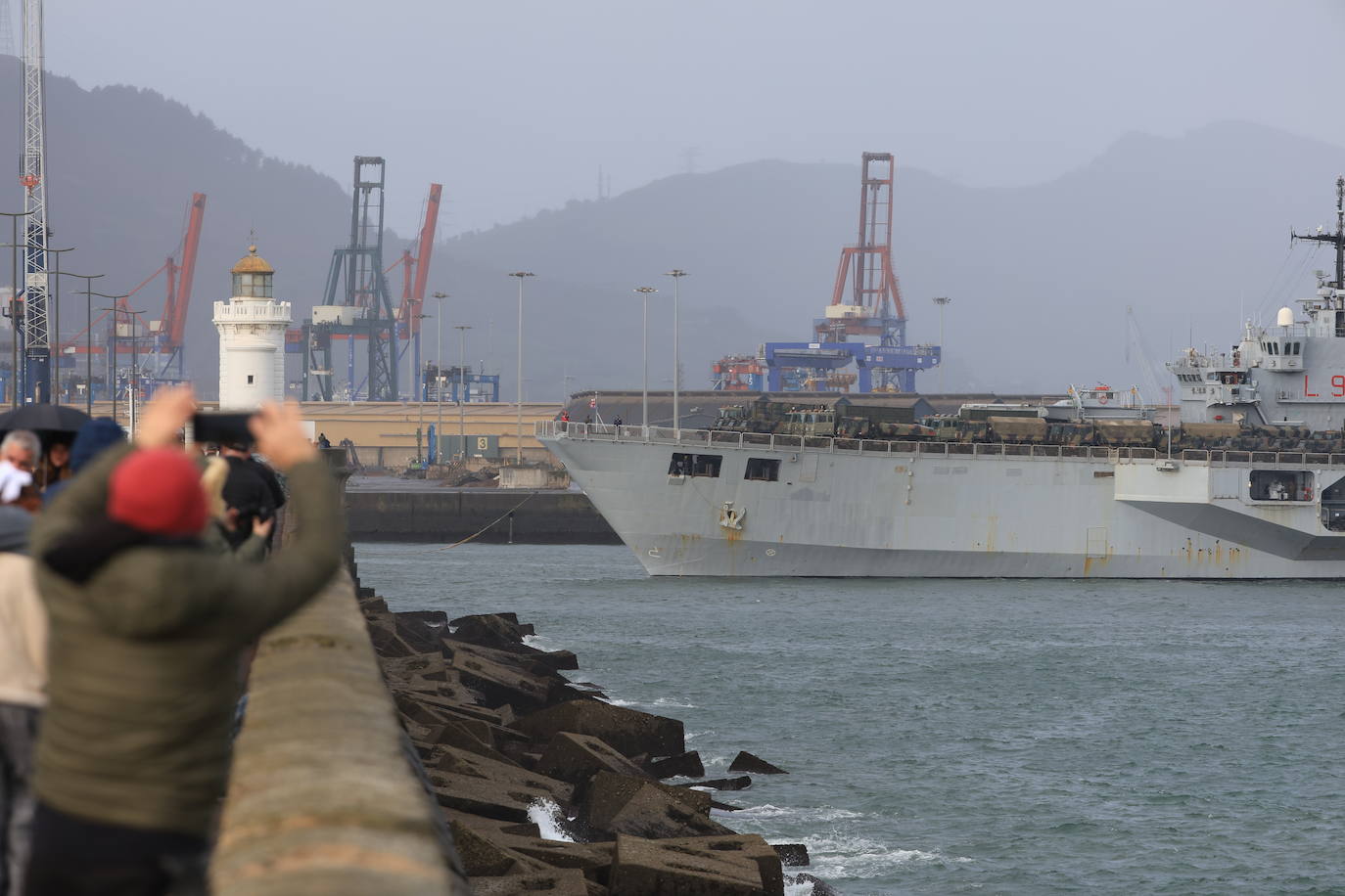 La entrada en el Puerto de Getxo de los dos barcos militares italianos