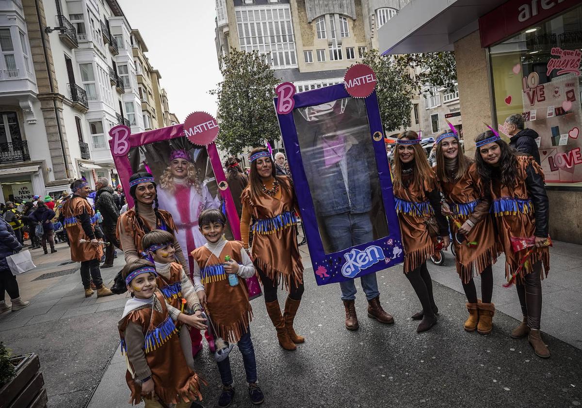 Imagen principal - Los Pintores tiñen de fiesta el arranque del Carnaval vitoriano