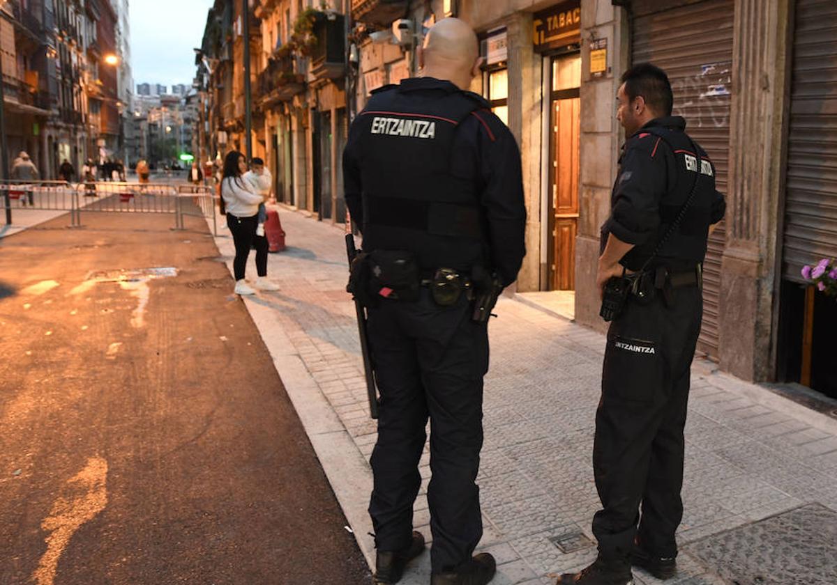 Dos agentes de la Ertzaintza en un operativo ajeno a la información.