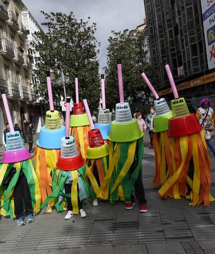 Imagen secundaria 2 - Los Pintores tiñen de fiesta el arranque del Carnaval vitoriano