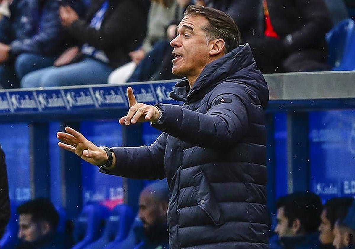 Luis García da indicaciones durante el partido.