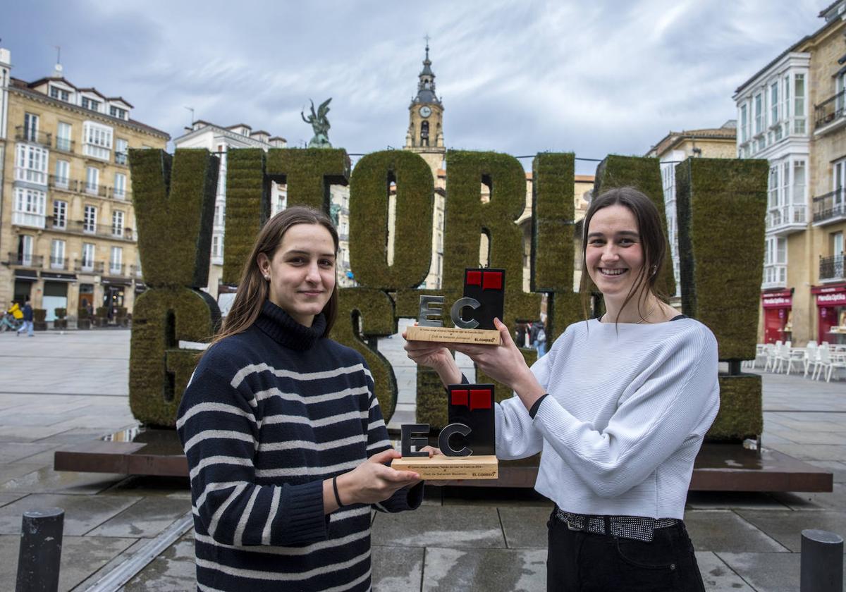 Ainhoa Gotxikoa (Menditxo) y Uxue Alba (Judizmendi) posan con el galardón otorgado por este periódico.