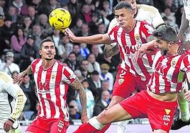 El Almería cayó derrotado 3-2 en el Bernabéu después de que el Madrid remontase con polémica arbitral.