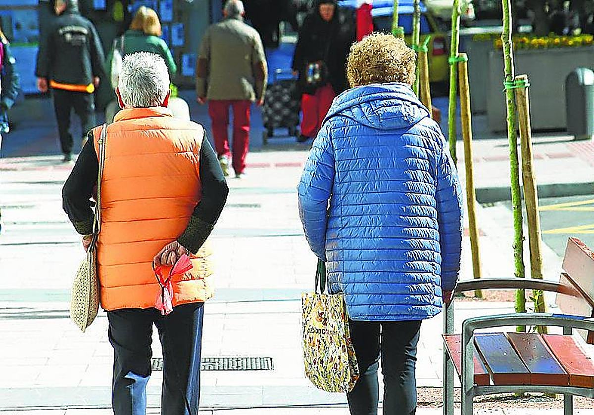 Dos mujeres pasean por la calle.