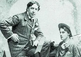 Oscar Wilde junto a Alfred Douglas, una relación que analiza en un libro Luis Antonio de Villena.