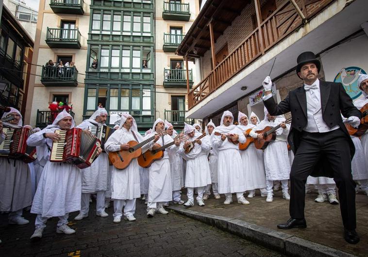 Arkaitz Gorostiaga, este año el director del grupo, guía a los 'atorras' en el inicio de la kalejira.