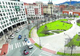 La plaza Euskadi, vacía, no ha logrado convertirse en el lugar de encuentro que se pretendía crear cuando se diseñó.