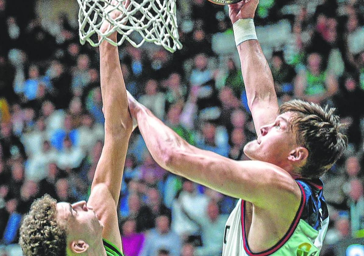 Kotsar intenta anotar bajo el tablero verdinegro durante el choque de la primera vuelta en Badalona.