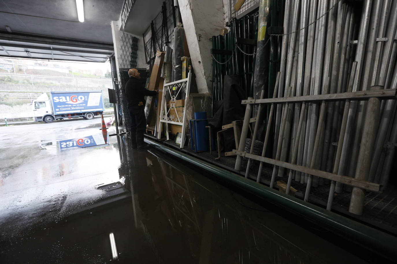 La pleamar provoca inundaciones en Erandio y Bilbao