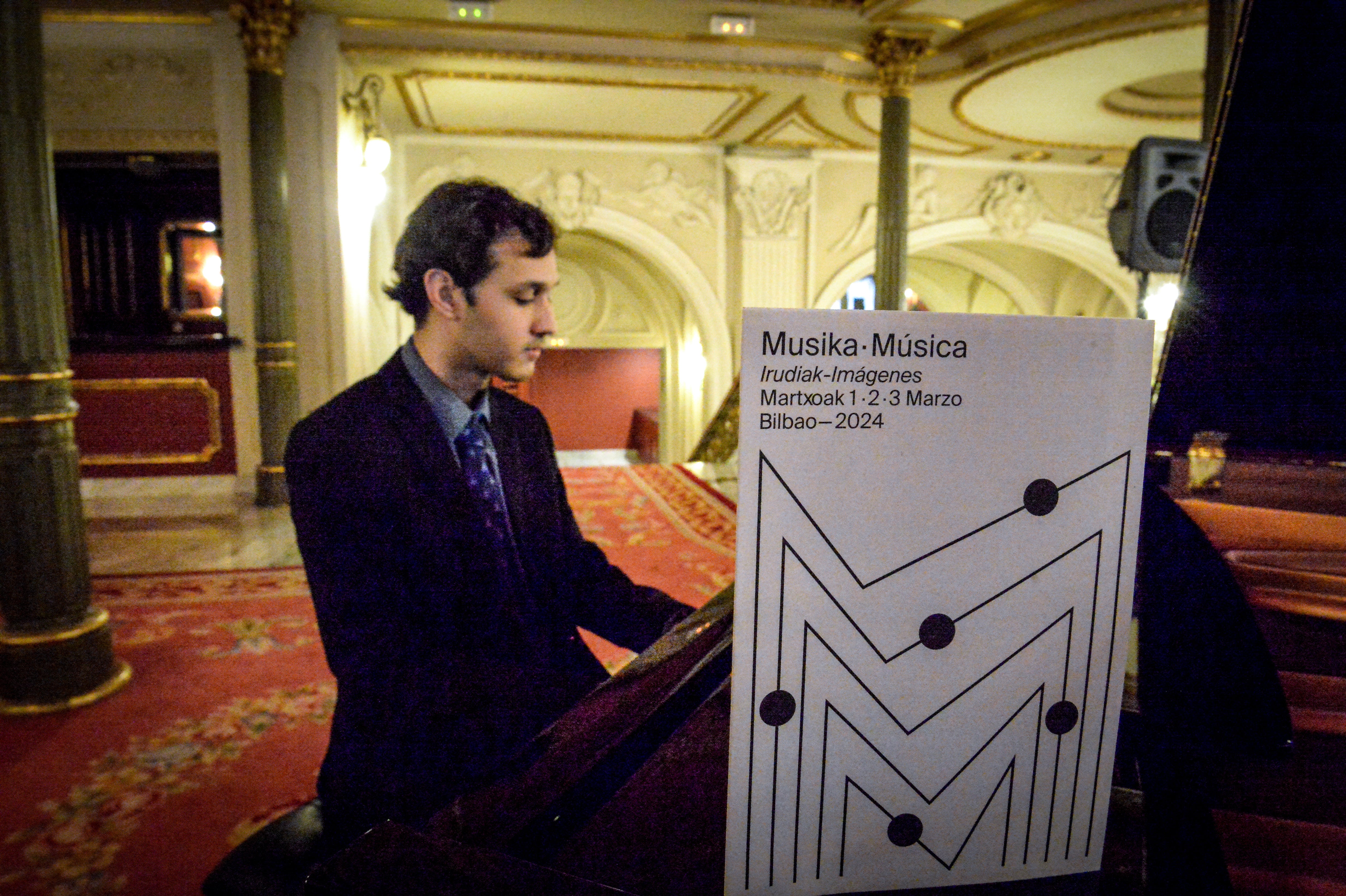 El pianista Ander Marzana, al final de la rueda de prensa de Musika Música, en el foyer de Teatro Arriaga., interpretó 'Claro de luna', de Debussy.