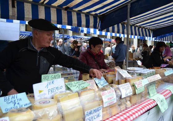 La feria de Viernes de Dolores tendrá 65 puestos en la Herriko Plaza, Aldai y Aberto Acero.